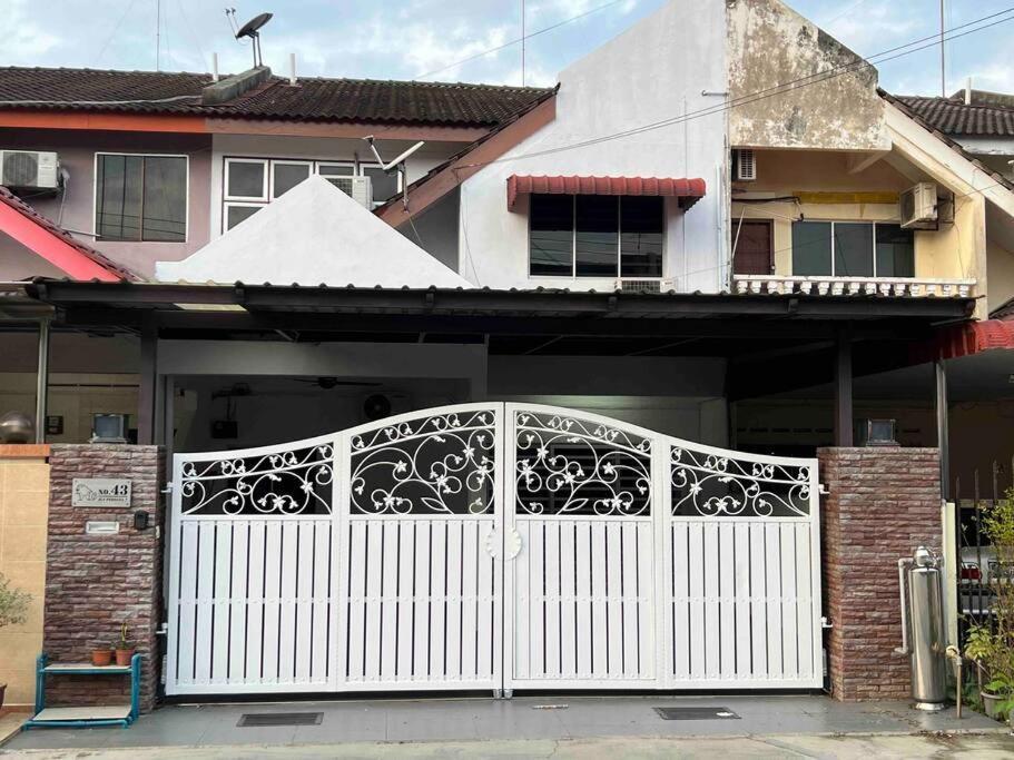 M Guest House2 Muar Extérieur photo